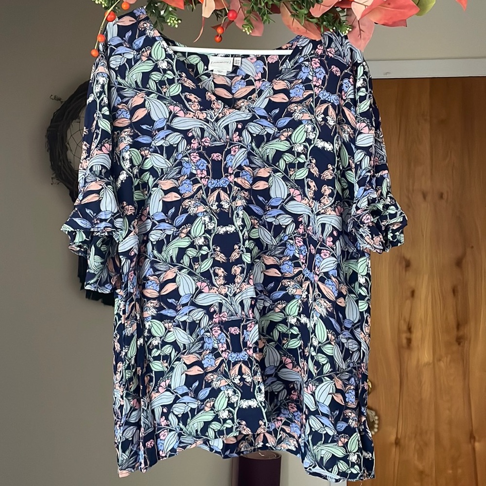 Women’s size 20 shirt sleeved floral V neck top.